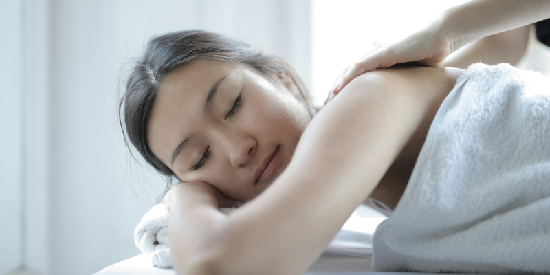 Como massagear as costas para alívio e relaxamento?